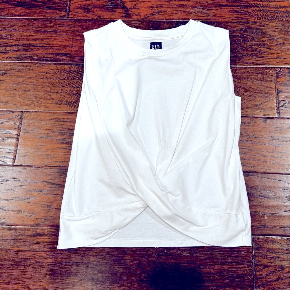 Gap white tee, size XS